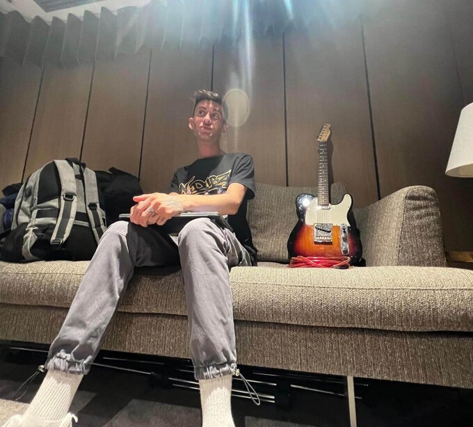 George trägt ein Toupet.