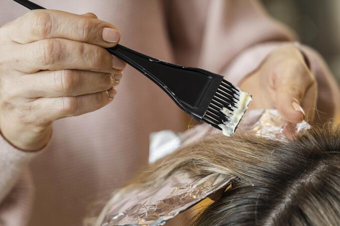 Haarsystem selbst färben: Schritt für Schritt