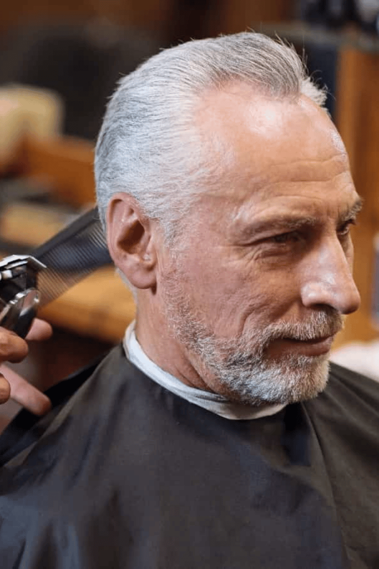 Zurück gekämmter Pompadour