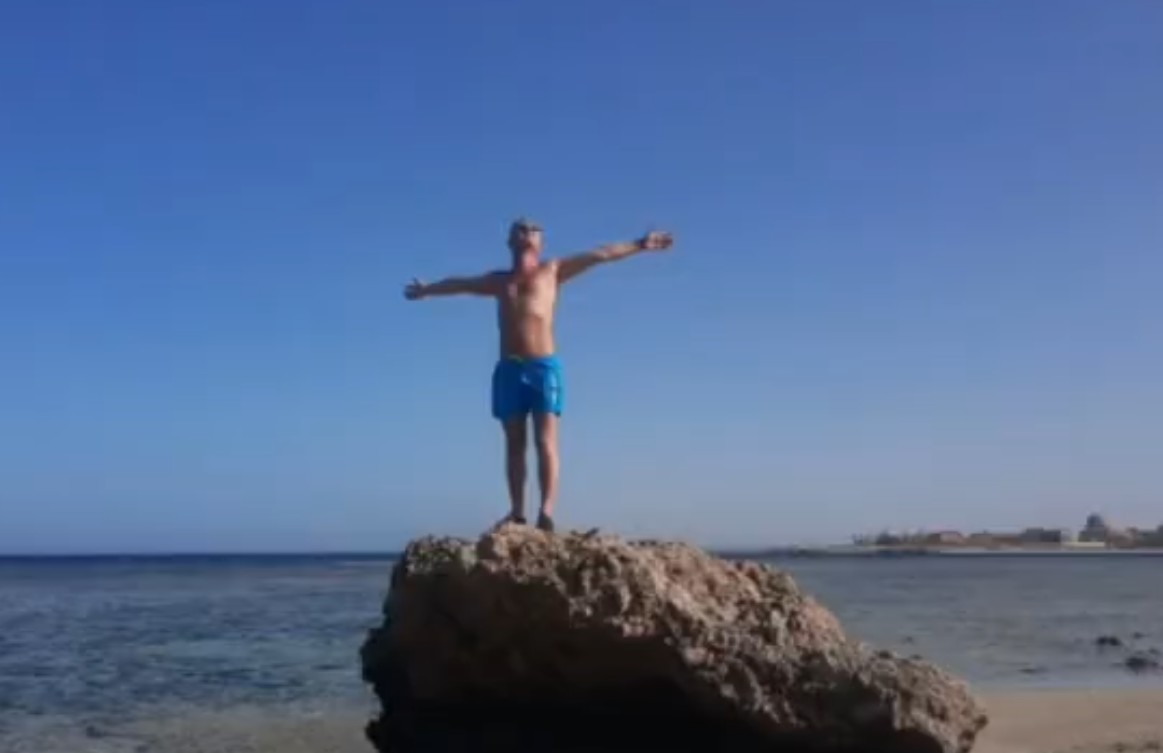 Mit Perücke schwimmen
